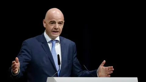 FIFA tantea a Kuwait y Omán como coanfitriones en Mundial de Qatar