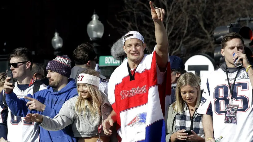 Gronkowski toca pechos de su novia en desfile de los Patriotas