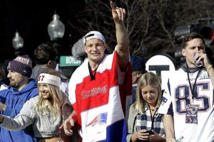 Gronkowski toca pechos de su novia en desfile de los Patriotas