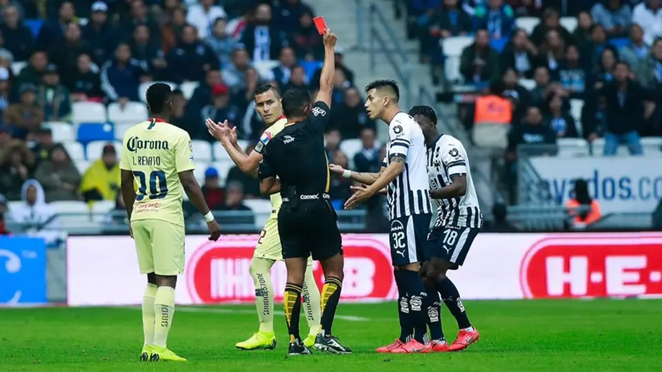 Fernando Guerrero y VAR desatan polémica en el Rayados vs América