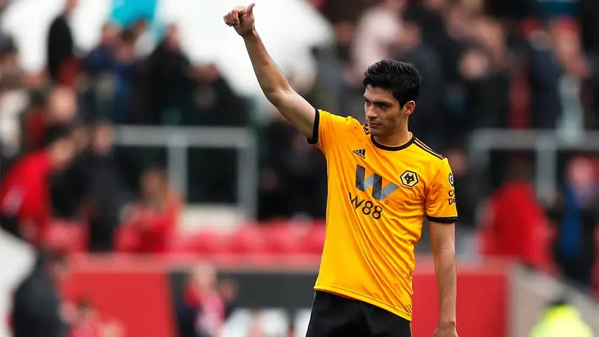 Raúl Jiménez saludando a la afición de los Wolves | AP