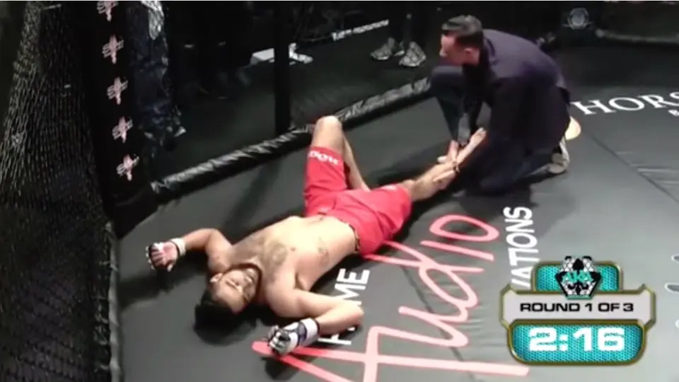 Peleador de MMA se fractura la pierna al dar una patada a su rival