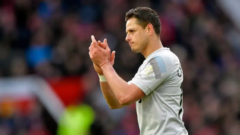 Chicharito presume dibujos que le regalaron sus pequeños fans