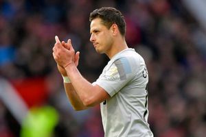 Chicharito presume dibujos que le regalaron sus pequeños fans