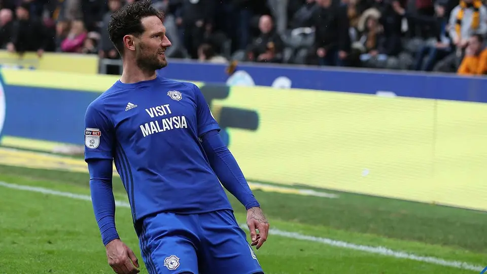 Niño le da lección de modales a capitán del Cardiff