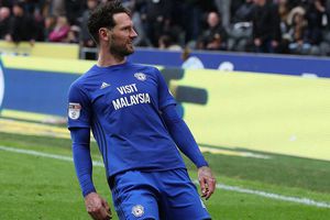 Niño le da lección de modales a capitán del Cardiff