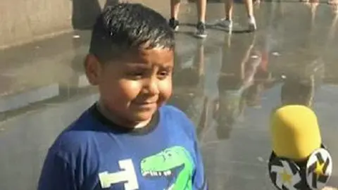 Niño que construye castillos de arena en sus sueños irá a la playa