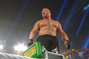 Brock Lesnar se lleva el maletín de Money in the Bank