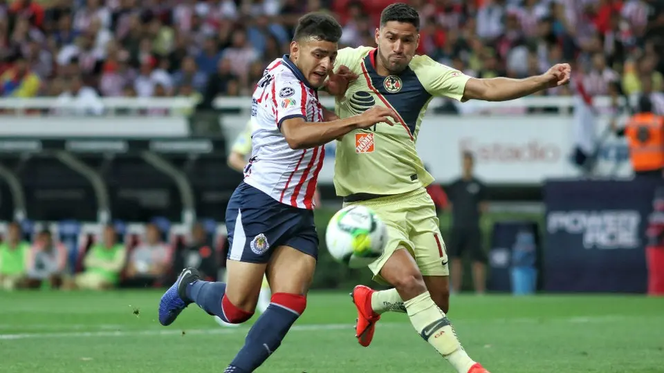 Árbitro perdona penalti a favor de Chivas en Clásico Nacional