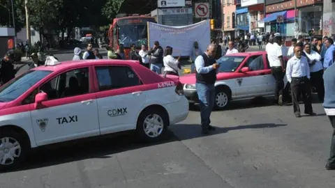 Taxista 'destroza' parabrisas de vehículo particular que presuntamente lo impactó