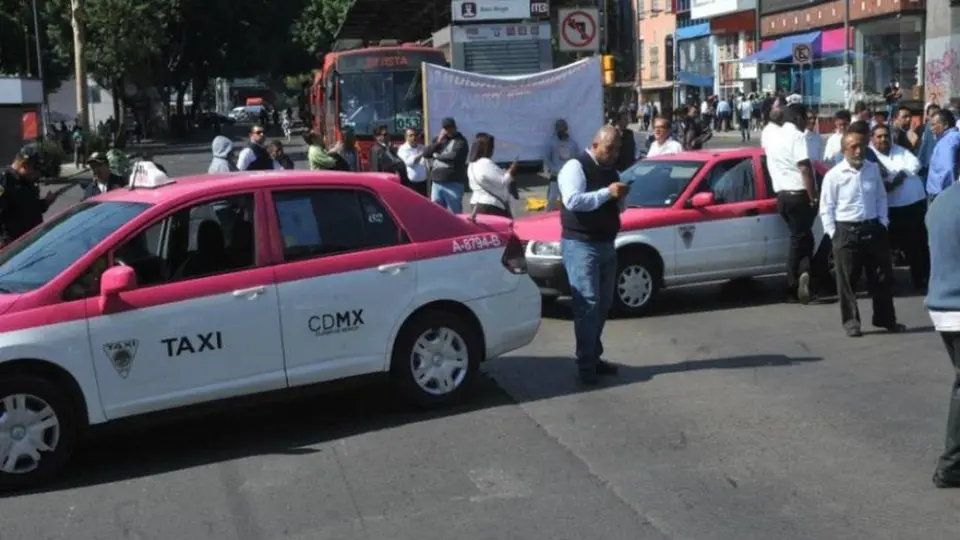 Taxista 'destroza' parabrisas de vehículo particular que presuntamente lo impactó