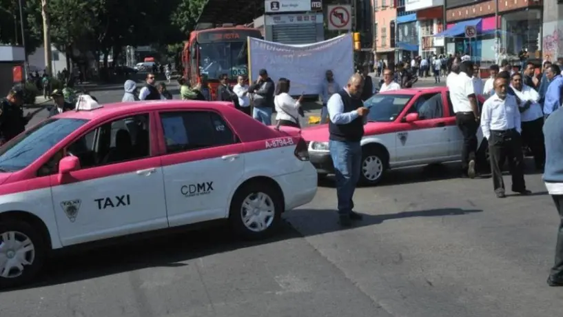 Taxista 'destroza' parabrisas de vehículo particular que presuntamente lo impactó