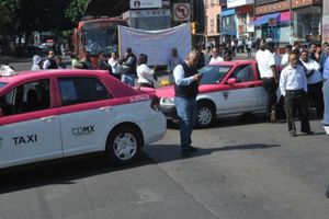 Taxista 'destroza' parabrisas de vehículo particular que presuntamente lo impactó