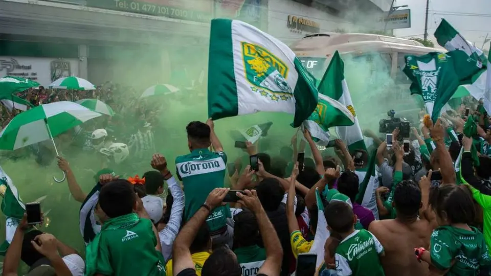 Afición de León hizo un monumental pasillo para recibir a La Fiera