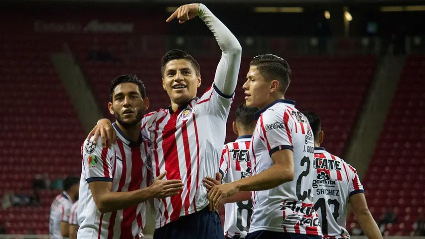 Ronaldo Cisneros durante partido de Chivas | IMAGO 7