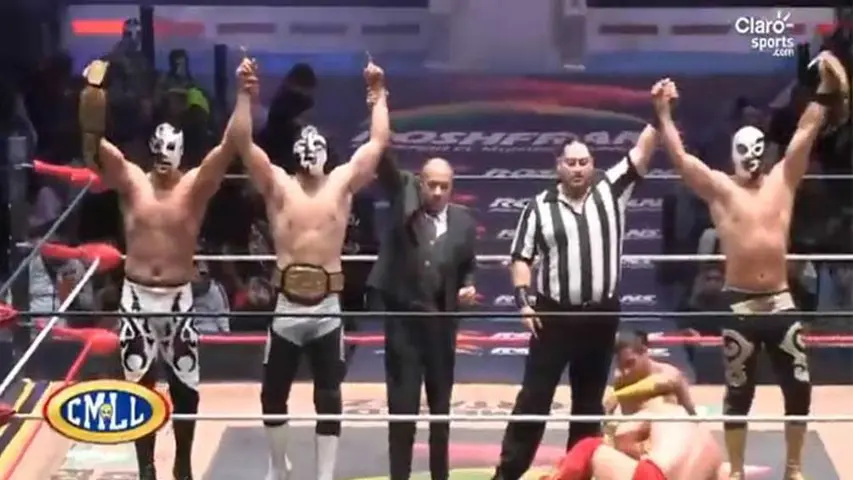 Los Dinamitas posan con los cinturones después de la lucha | CMLL