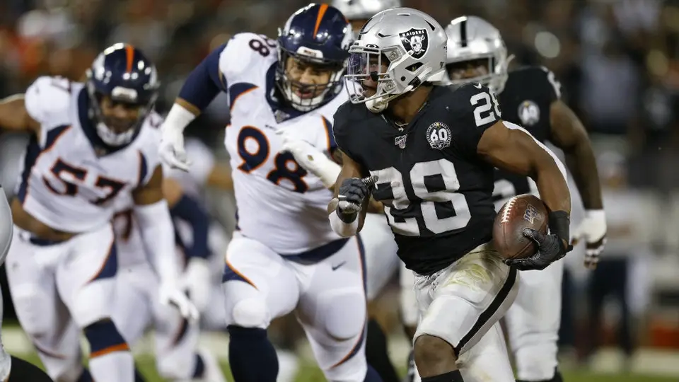 Oakland dominó y venció a Denver pese a baja de Antonio Brown