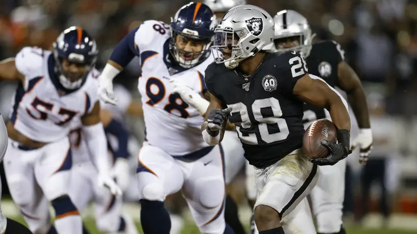 Oakland dominó y venció a Denver pese a baja de Antonio Brown