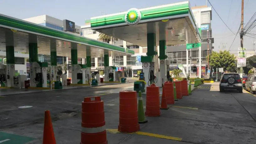 Difunden video de despachador que llena tanque de su auto en gasolinería cerrada