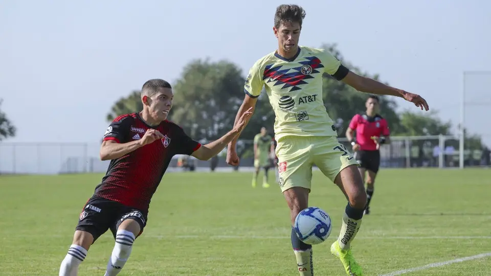 Sub 20 de América recibió rechiflas e insultos de afición de Chivas en Aeropuerto