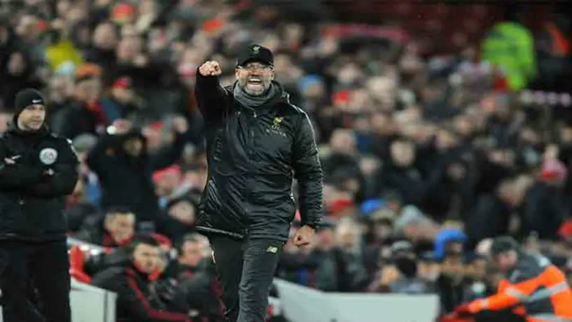 Jürgen Klopp le saca brillo a la pista de baile en cierre de año