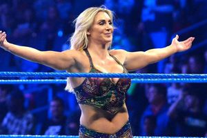 Trish Stratus vs Charlotte Flair, una guerra de reinas en SummerSlam