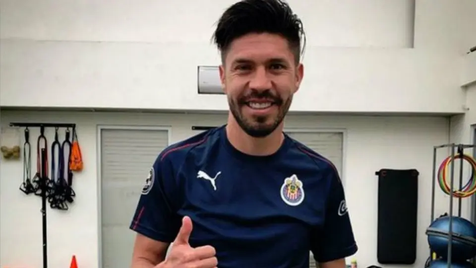 Aficionados de América acudieron a firma de autógrafos de Oribe Peralta con Chivas