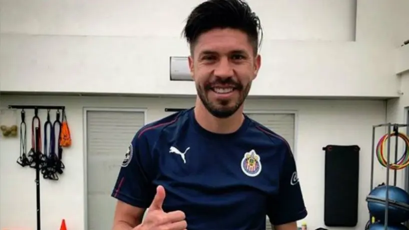 Aficionados de América acudieron a firma de autógrafos de Oribe Peralta con Chivas