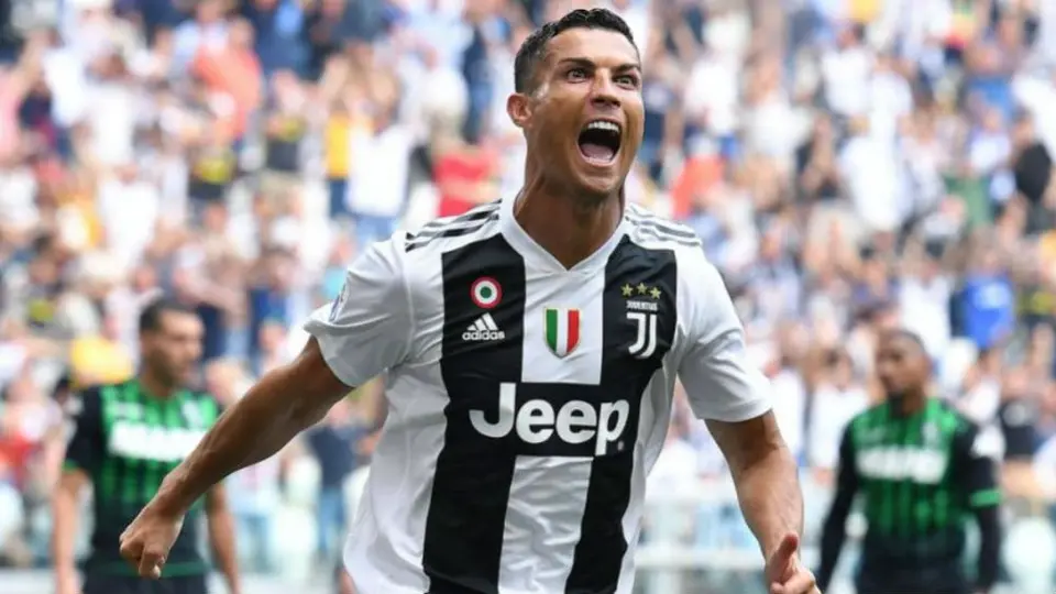 La 'superdotada' estatua de Cristiano Ronaldo que atrae turistas
