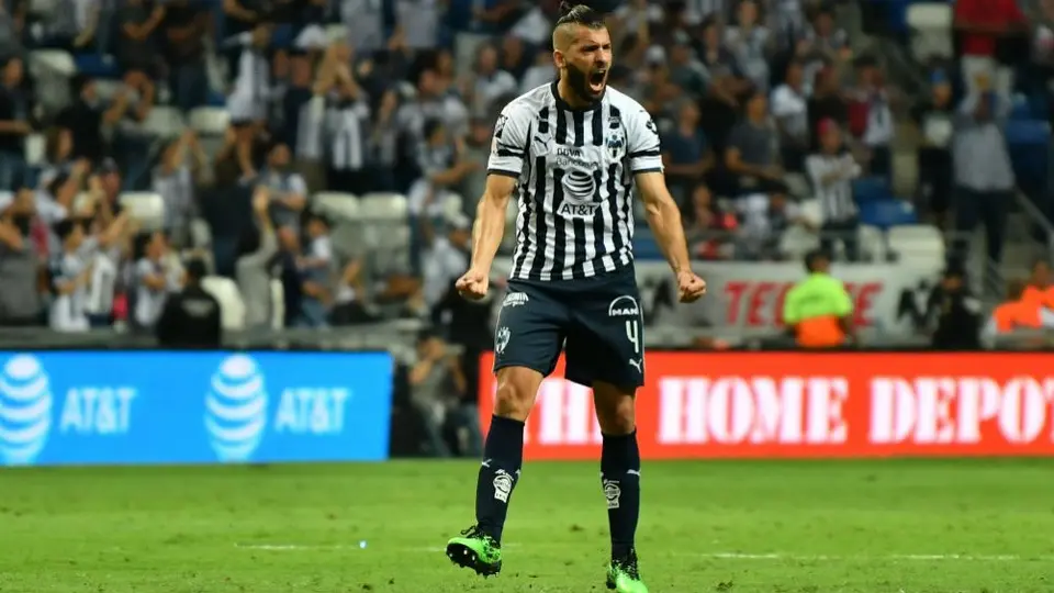 Nico Sánchez dona tenis a fuerzas básicas de Nueva Chicago de Argentina