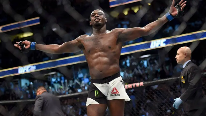 Jon Jones ahorca a aficionado y lo deja inconsciente