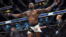 Jon Jones ahorca a aficionado y lo deja inconsciente