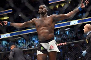 Jon Jones ahorca a aficionado y lo deja inconsciente