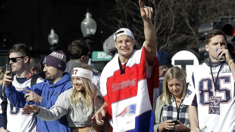 Gronkowski, golpeado con lata de cerveza en desfile de Patriots