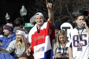 Gronkowski, golpeado con lata de cerveza en desfile de Patriots