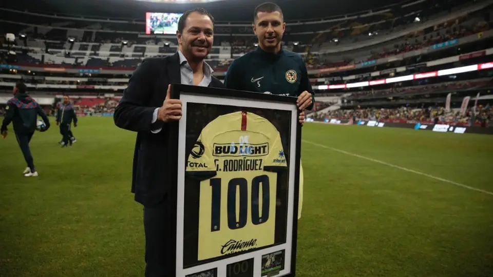 Guido Rodríguez recibió reconocimiento por sus primeros 100 partidos con América