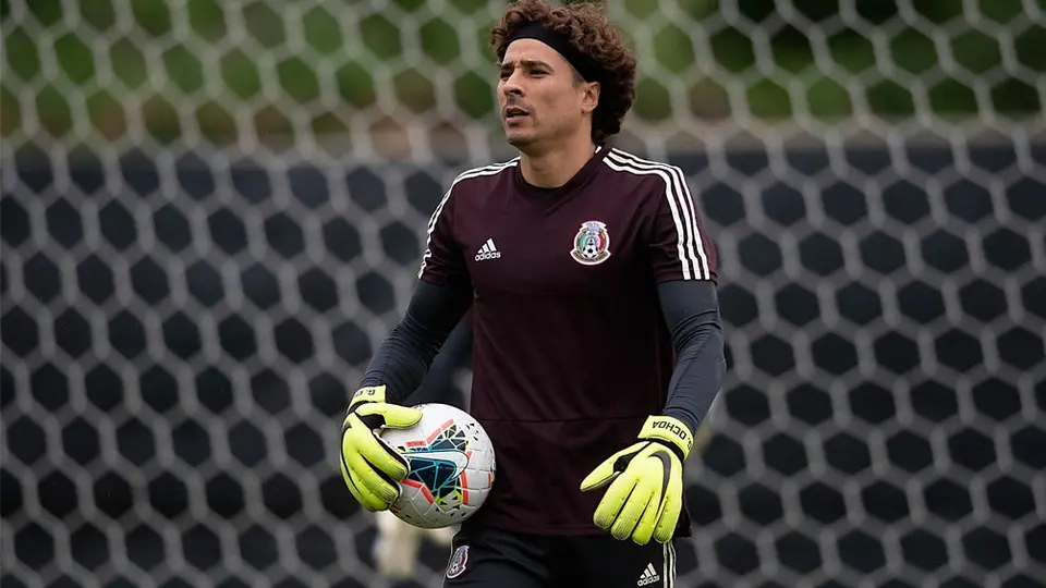 Memo Ochoa arriba a Houston 'acompañado' de Buzz Lightyear