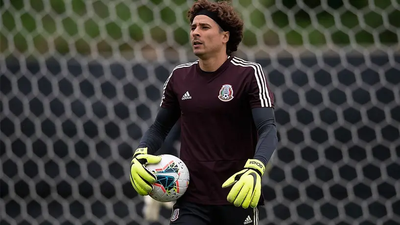 Memo Ochoa arriba a Houston 'acompañado' de Buzz Lightyear