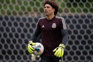 Memo Ochoa arriba a Houston 'acompañado' de Buzz Lightyear