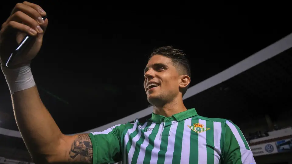 Marc Bartra firmó autógrafos y se tomó fotos con aficionados de Gallos