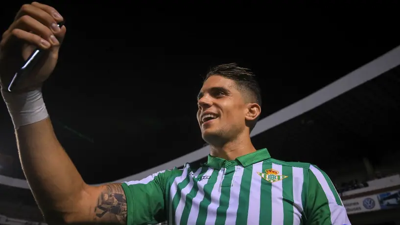 Marc Bartra firmó autógrafos y se tomó fotos con aficionados de Gallos