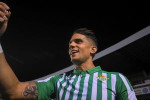 Marc Bartra firmó autógrafos y se tomó fotos con aficionados de Gallos