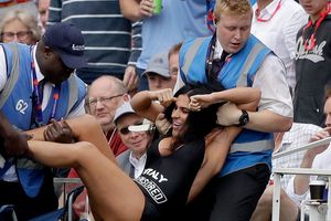 Suegra de Kinsey Wolanski invadió Final de Criquet