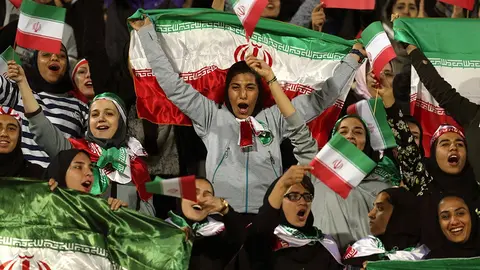 Mujer iraní murió tras prenderse fuego por no poder entrar a estadios