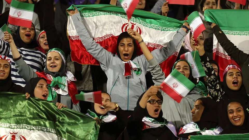 Mujer iraní murió tras prenderse fuego por no poder entrar a estadios