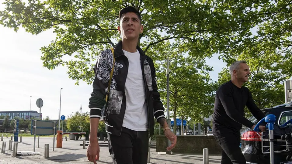 Edson Álvarez ya está en Holanda para reportar con Ajax