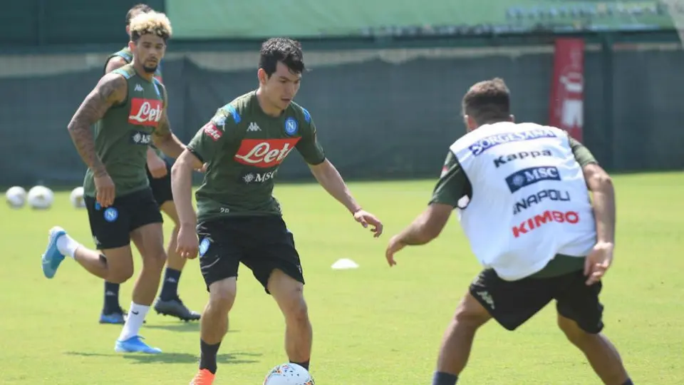 Chucky Lozano ya se luce en el entrenamiento del Napoli