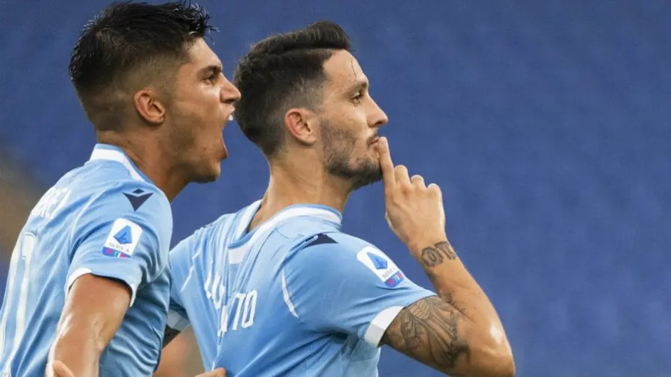 Roma y Lazio protagonizan emocionante derby en bombardeo a los postes