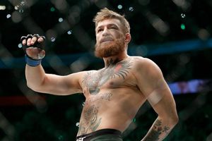 Conor McGregor golpeó a un adulto mayor que rechazó un whisky