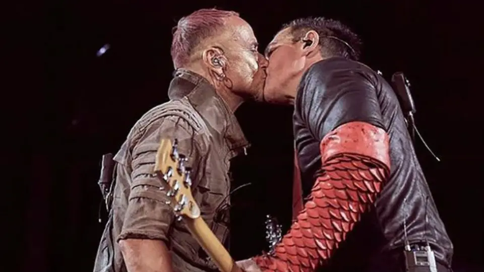Guitarristas de Rammstein se besan en protesta ante homofobia en Rusia